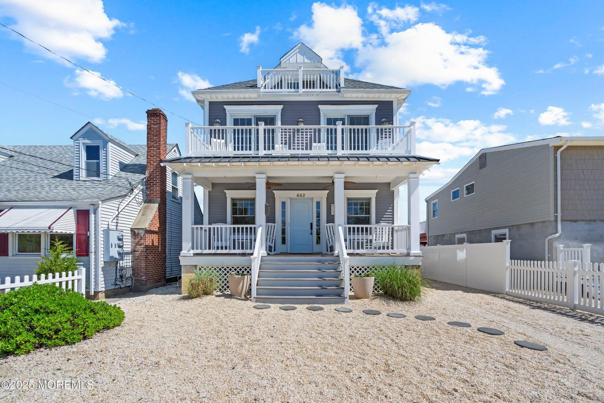 Exterior, Facade, American Foursquare