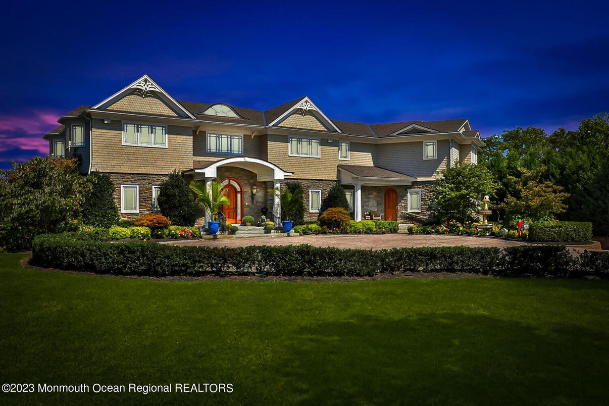Backyard, Exterior, Facade, Queen Anne Victorian