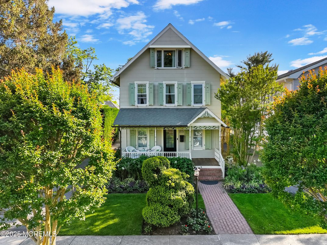Exterior, Facade, Queen Anne Victorian
