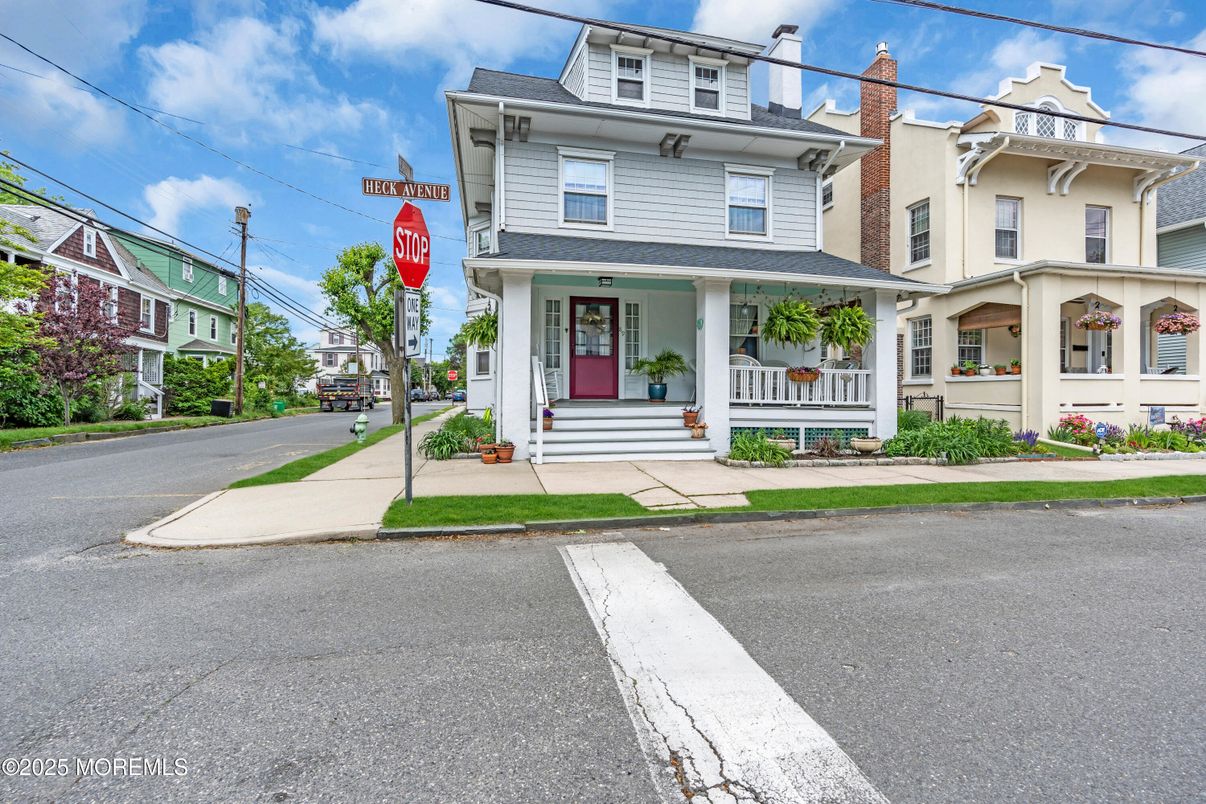 Exterior, Facade, American Foursquare