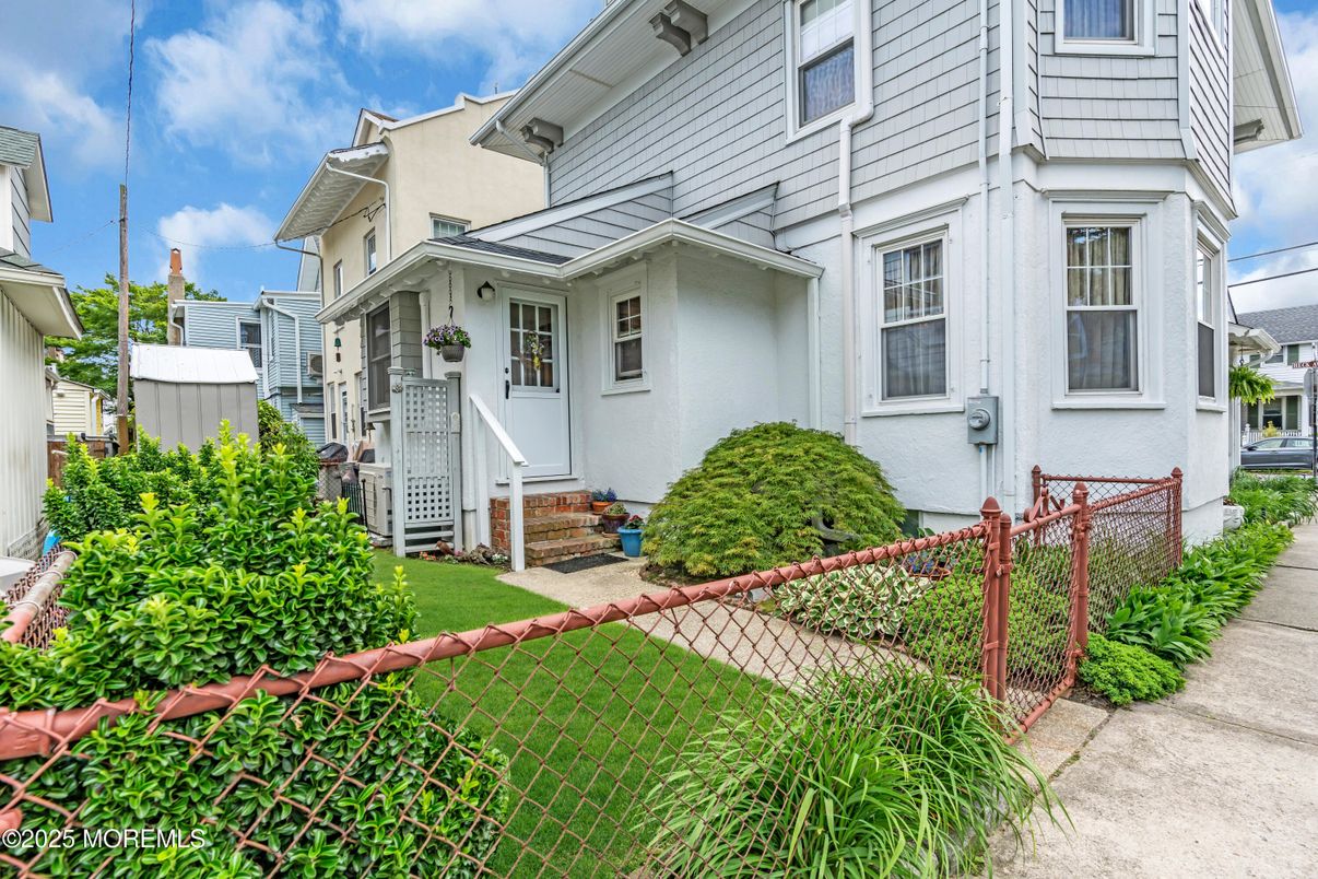 Exterior, Facade, Queen Anne Victorian