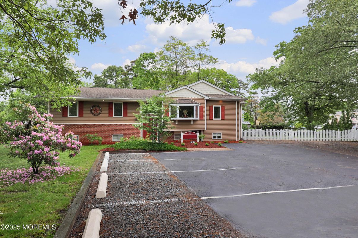 Exterior, Facade, Raised Ranch