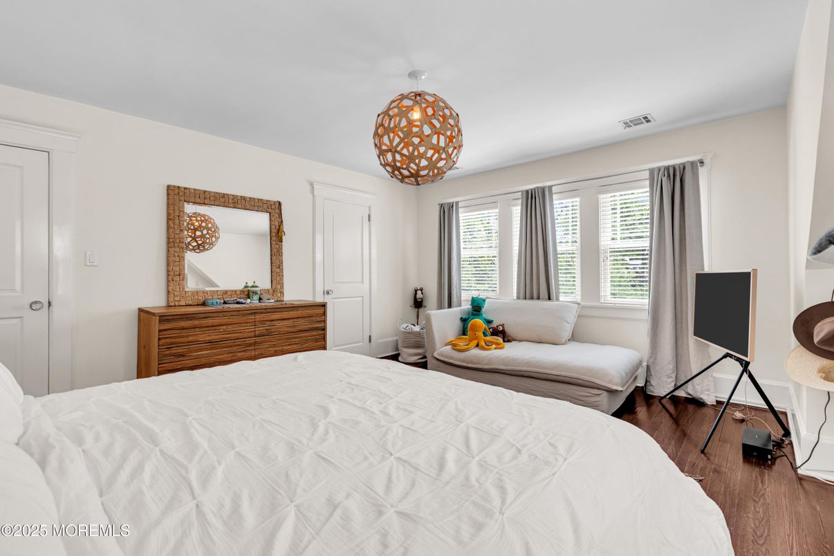 Bedroom, Interior, Pendant Lights, Wood Texture Flooring