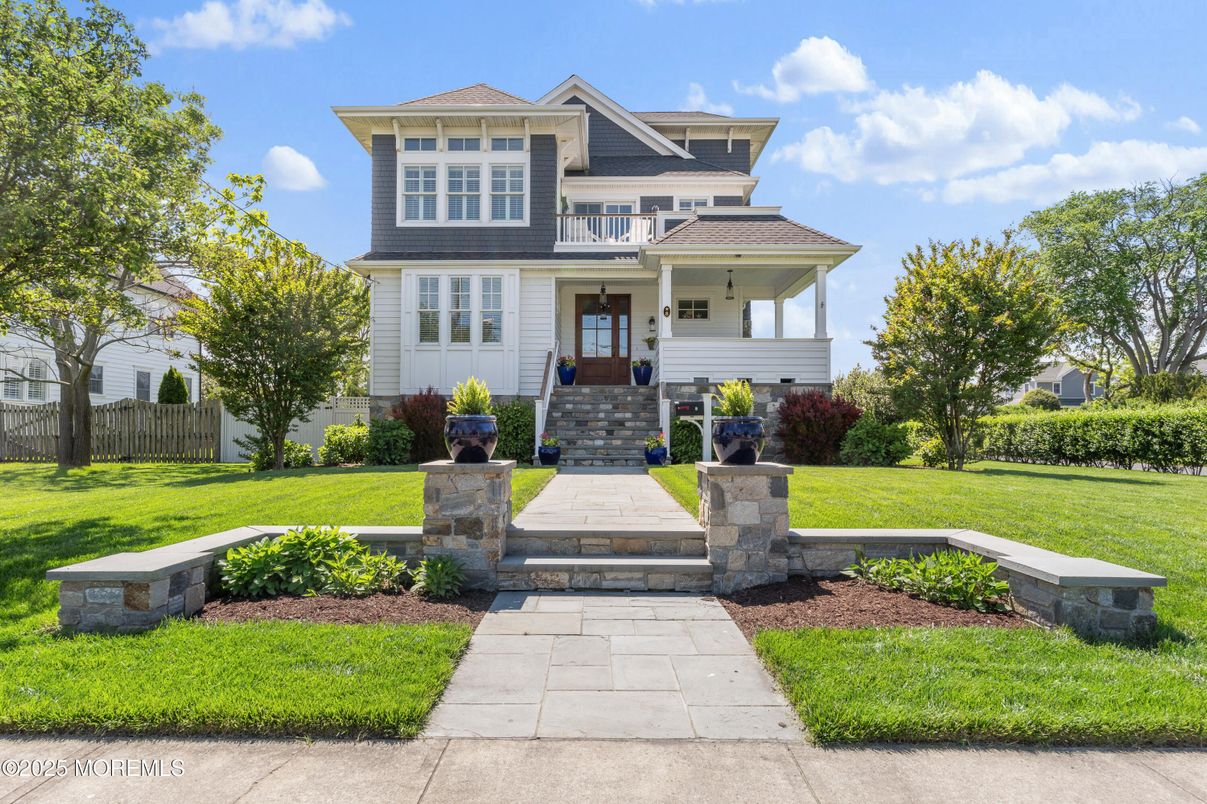 Exterior, Facade, American Foursquare