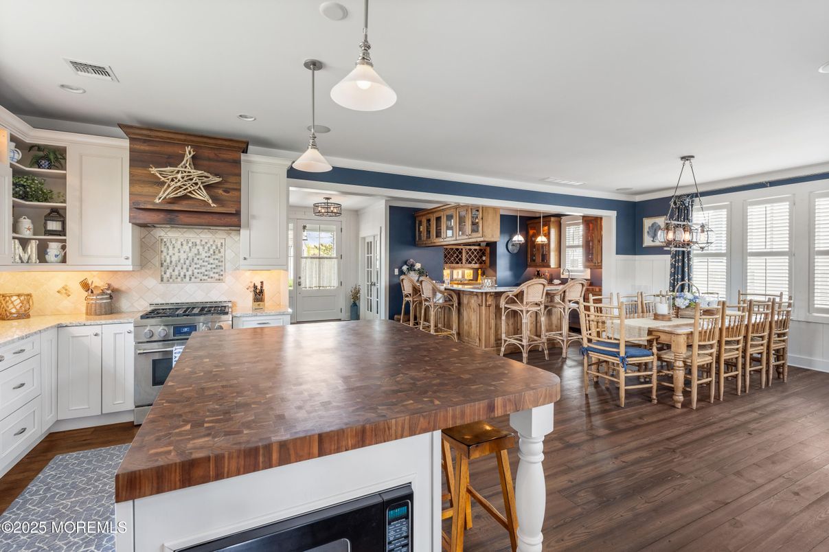 Chandelier, Dining room, Interior, Kitchen, Pendant Lights, Recessed Lighting, Stainless Steel Appliances, Wood Texture Flooring