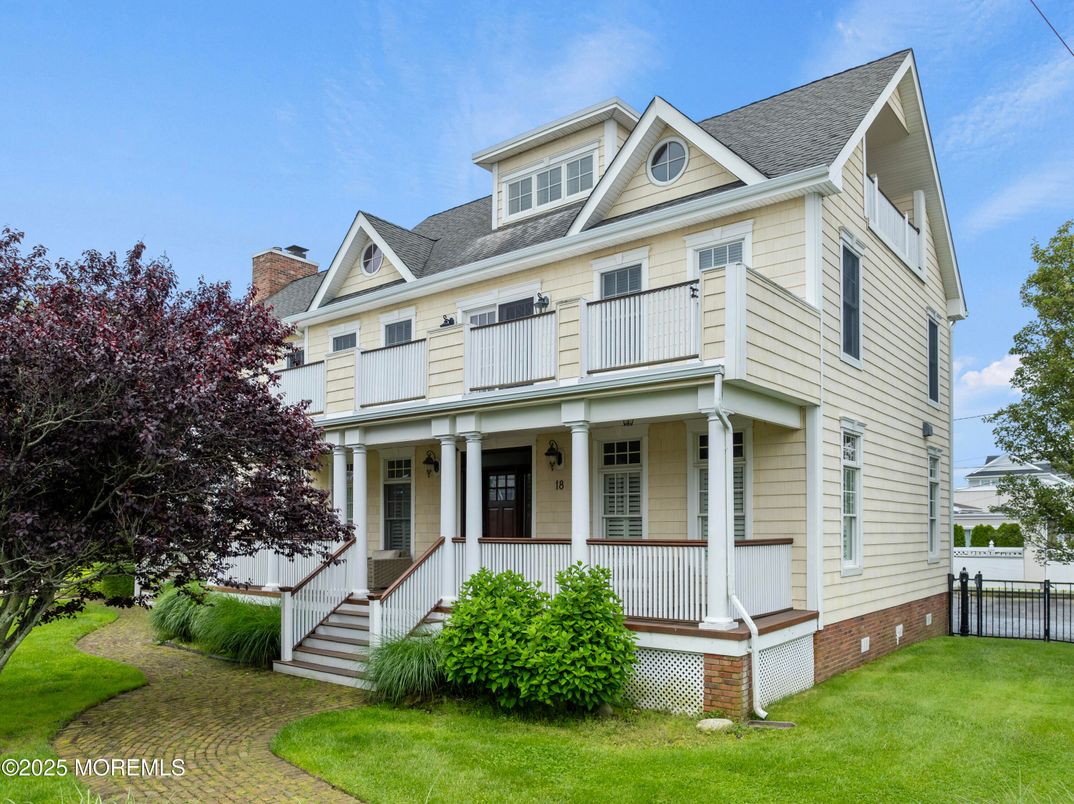 Exterior, Facade, Queen Anne Victorian