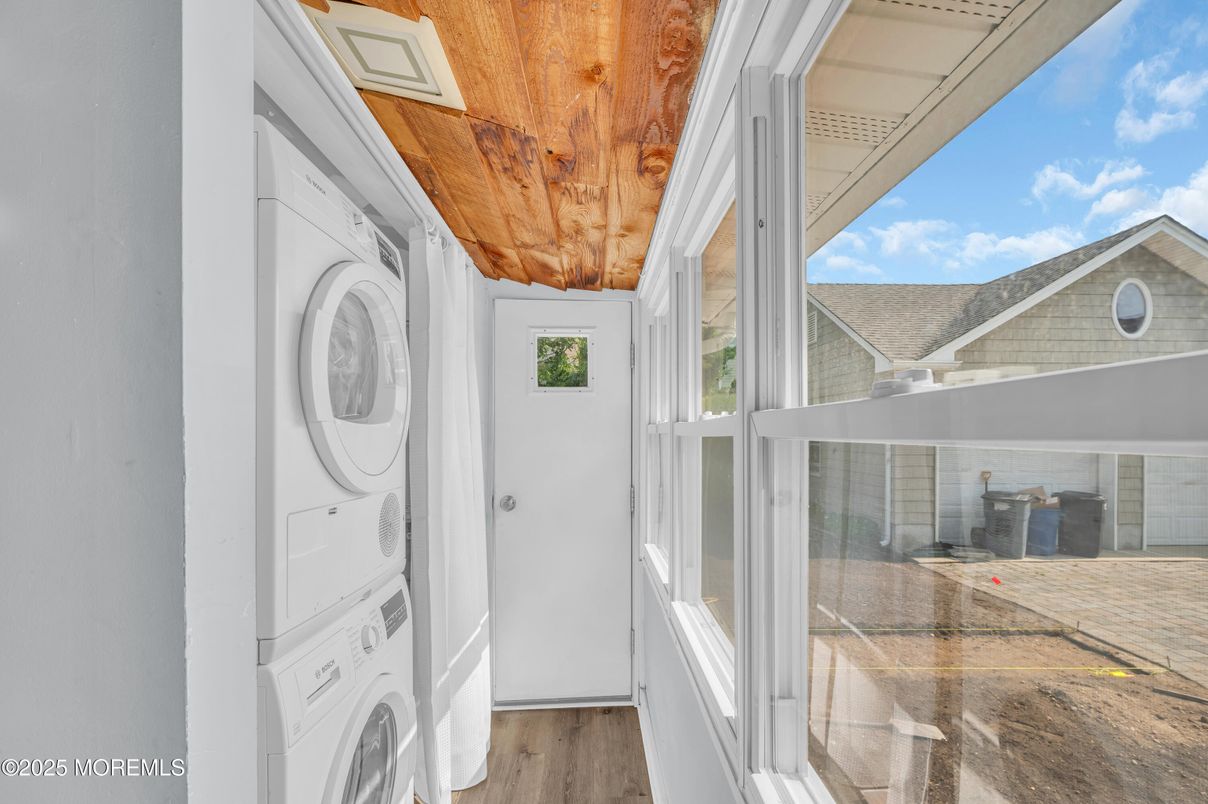 Interior, Utility Closets, Washer, Wood Texture Flooring