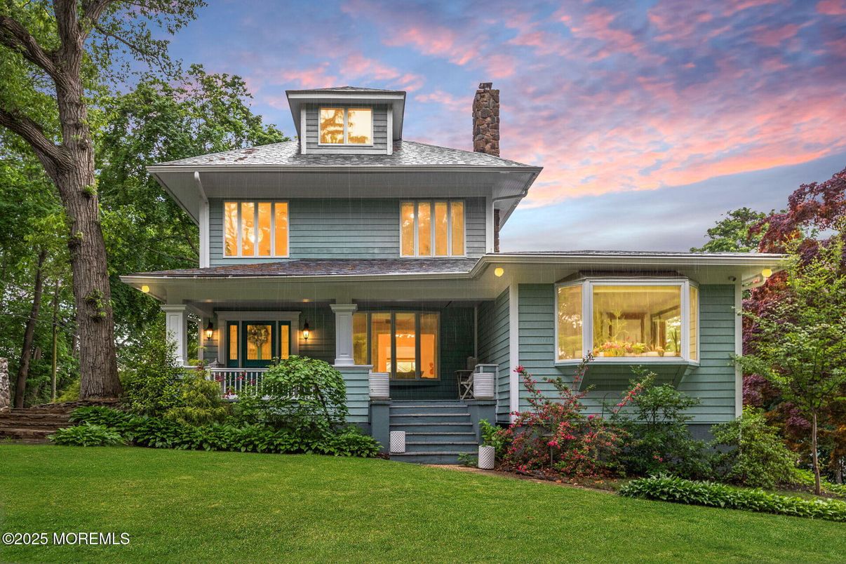 Exterior, Facade, American Foursquare