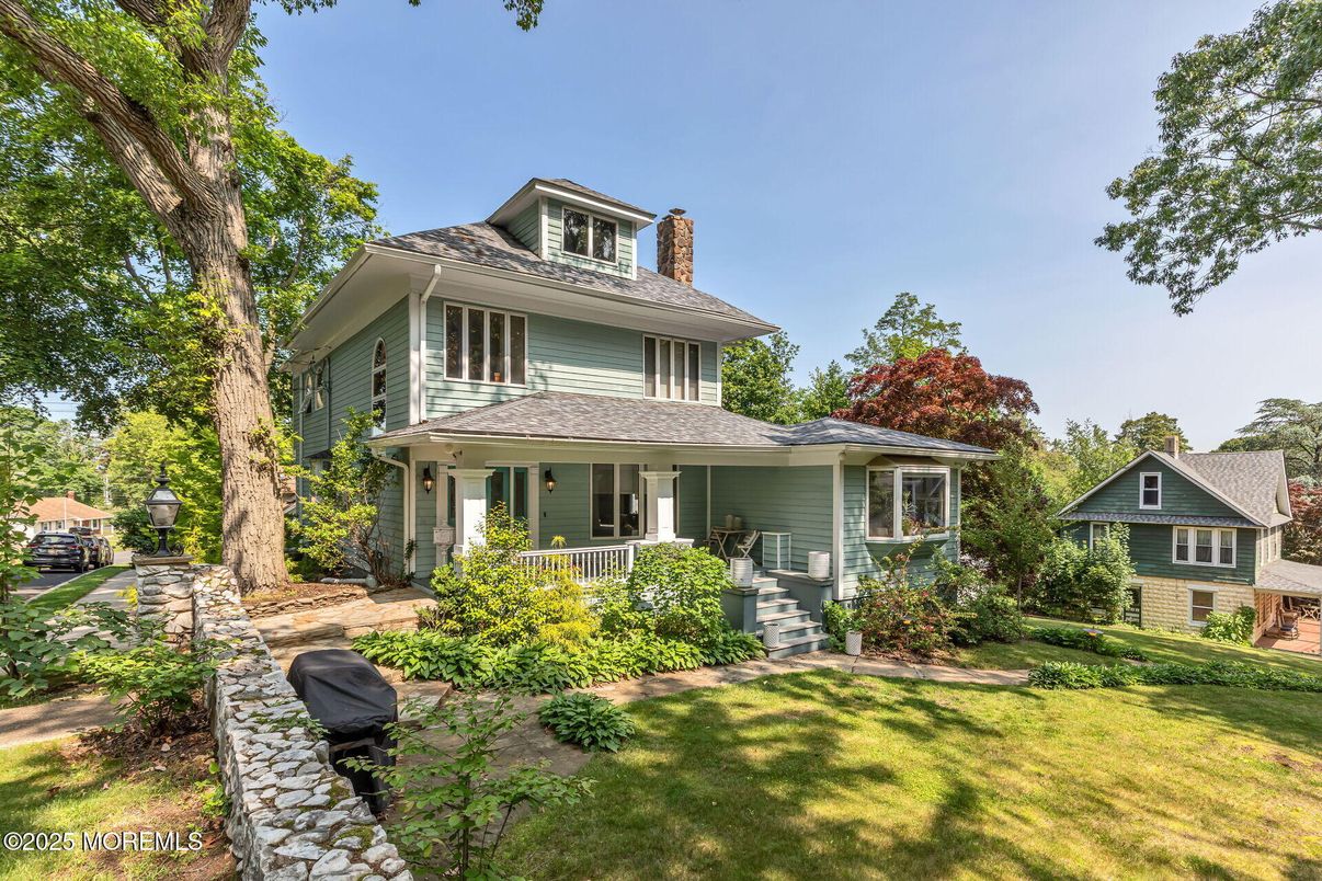Exterior, Facade, American Foursquare