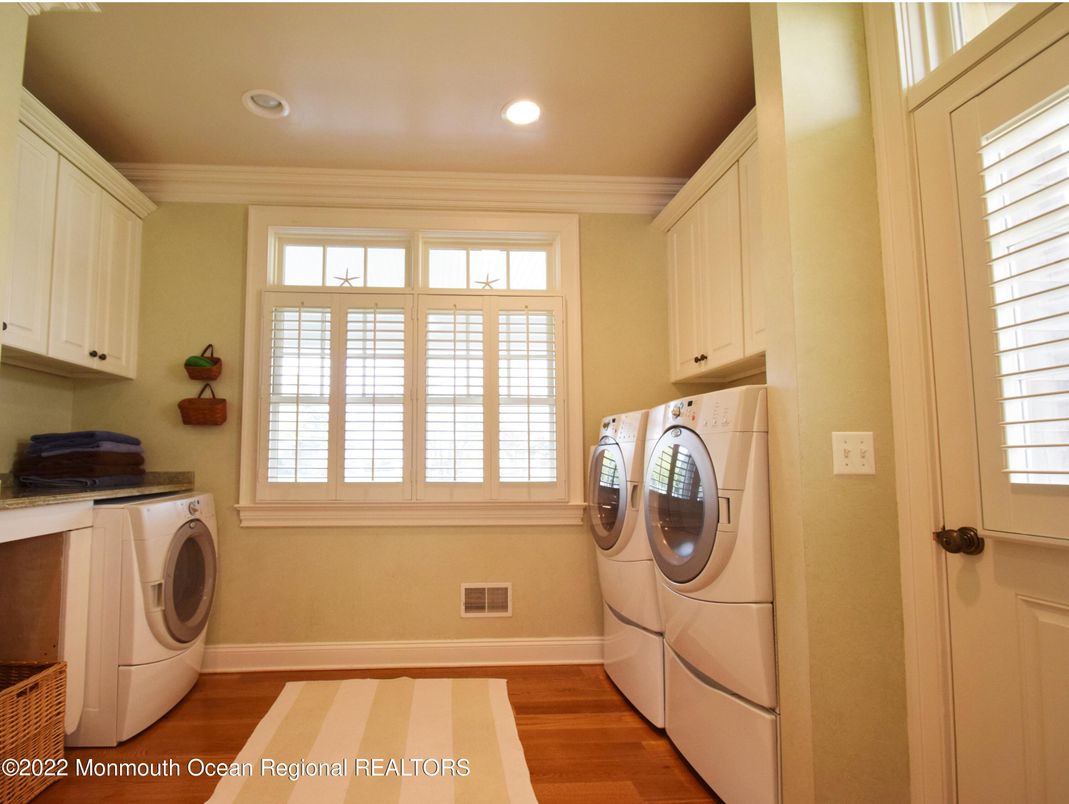 Interior, Recessed Lighting, Washer, Wood Texture Flooring