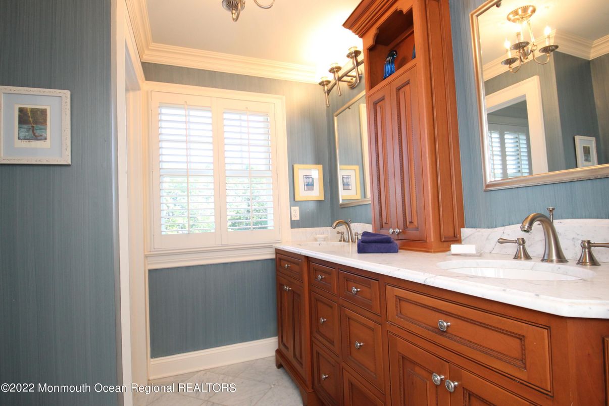 Bathroom, Dual Sink Vanities, Interior