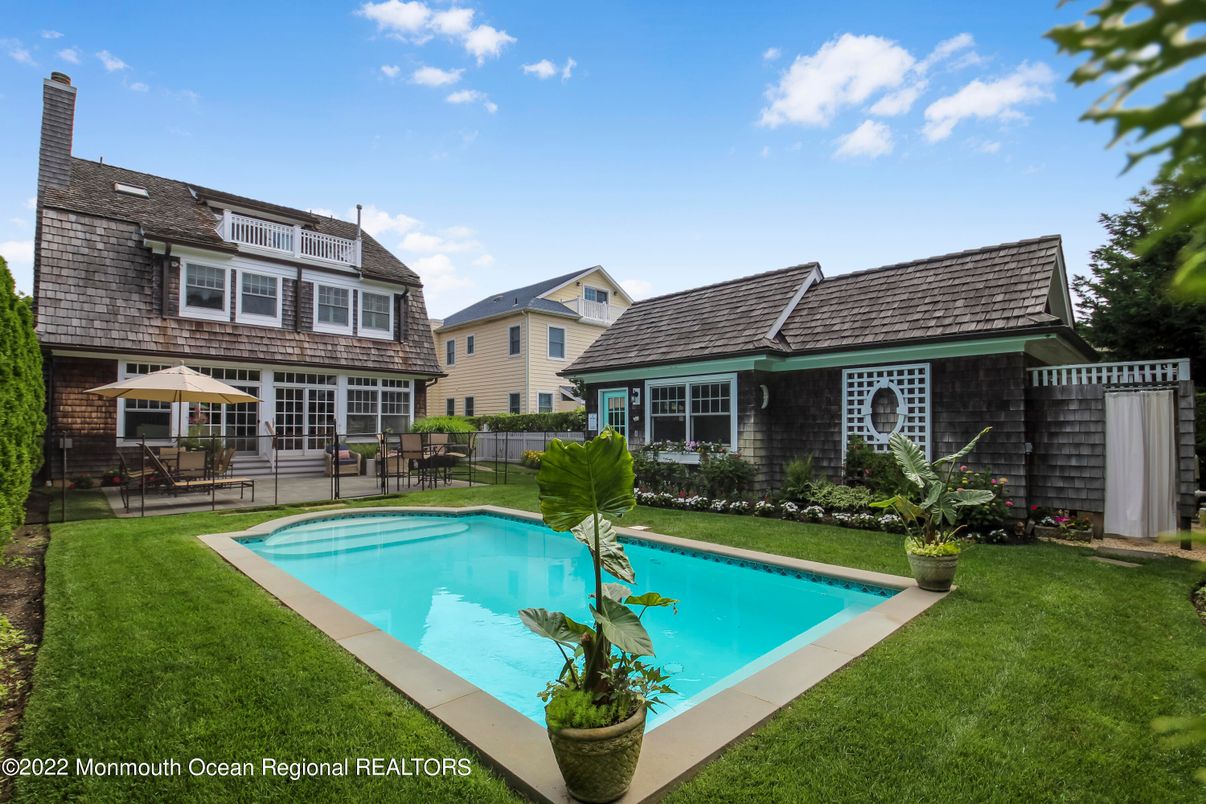 Exterior, Pool