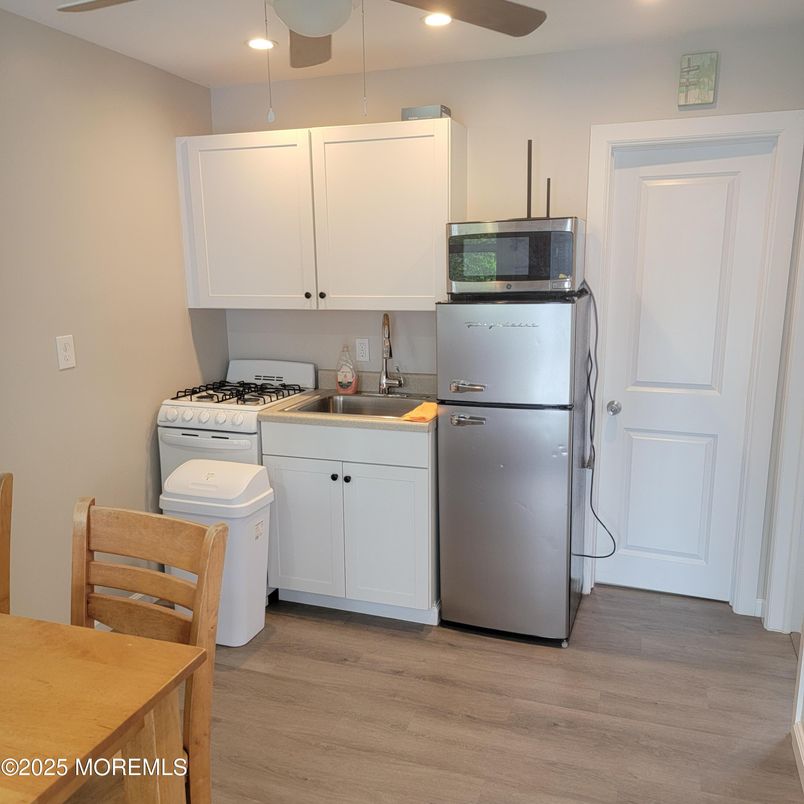 Interior, Kitchen, Recessed Lighting, Washer, Wood Texture Flooring