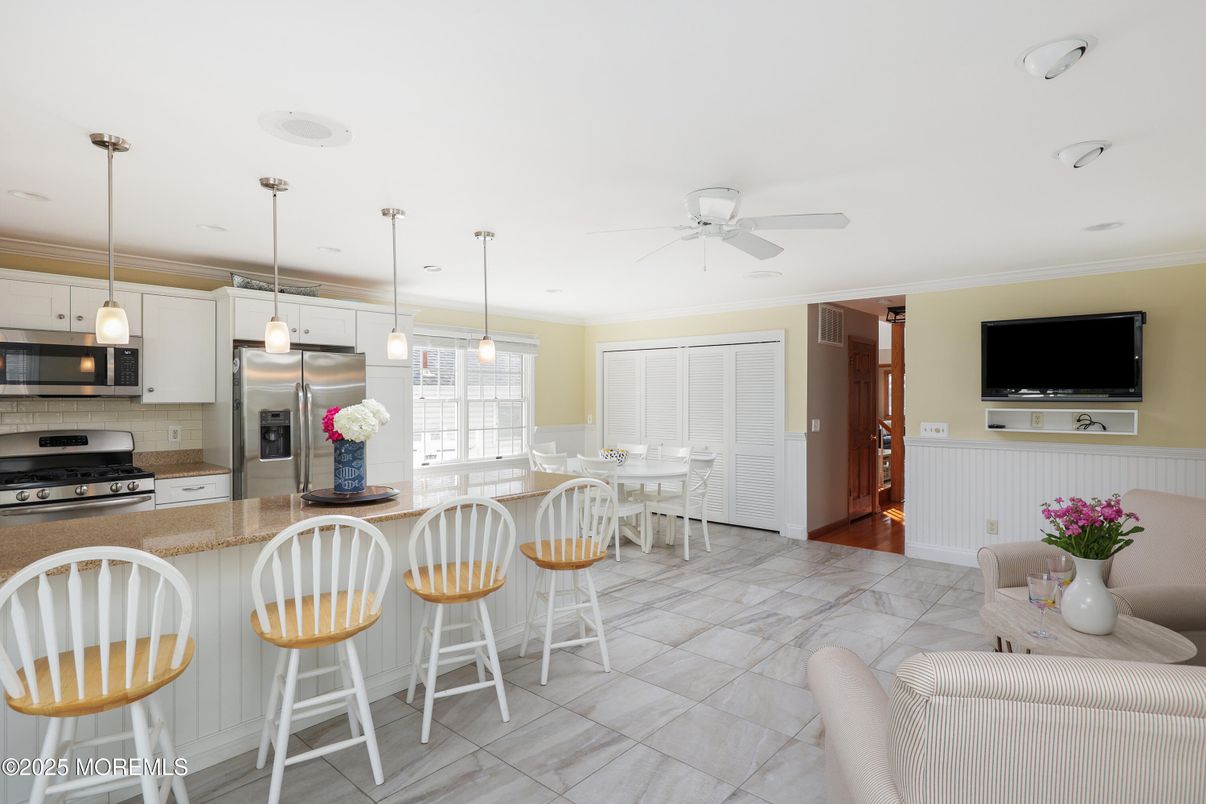 Dining room, Interior, Kitchen, Pendant Lights, Recessed Lighting, Stainless Steel Appliances