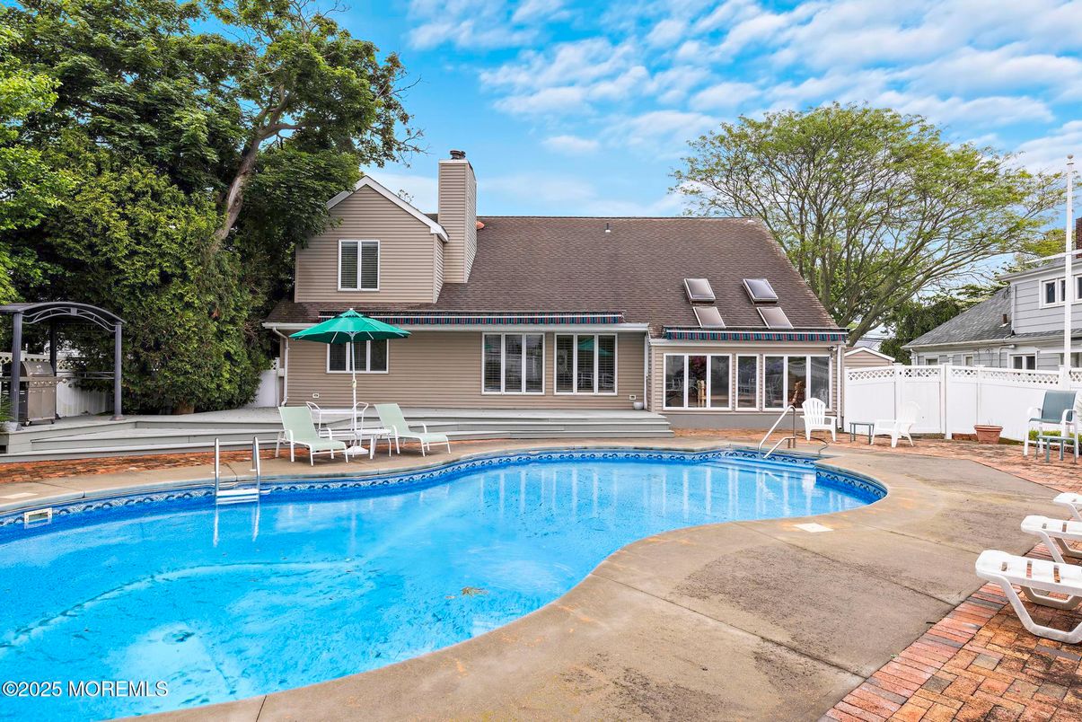 Exterior, Pool
