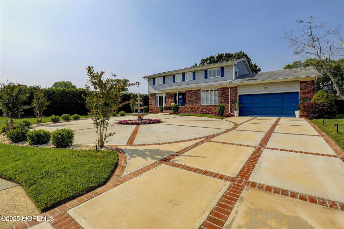 Attached, Exterior, Facade, Brick Facade, Split Level