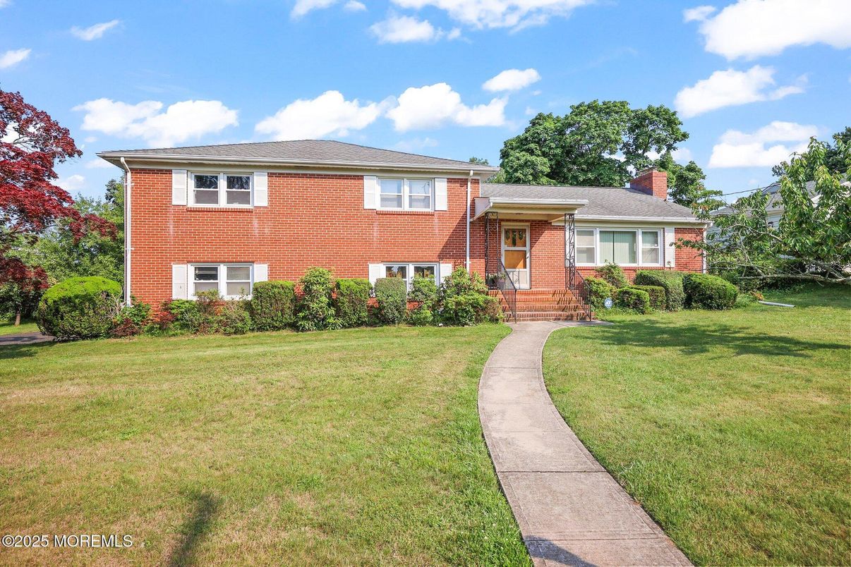 Exterior, Facade, Brick Facade, Split Level