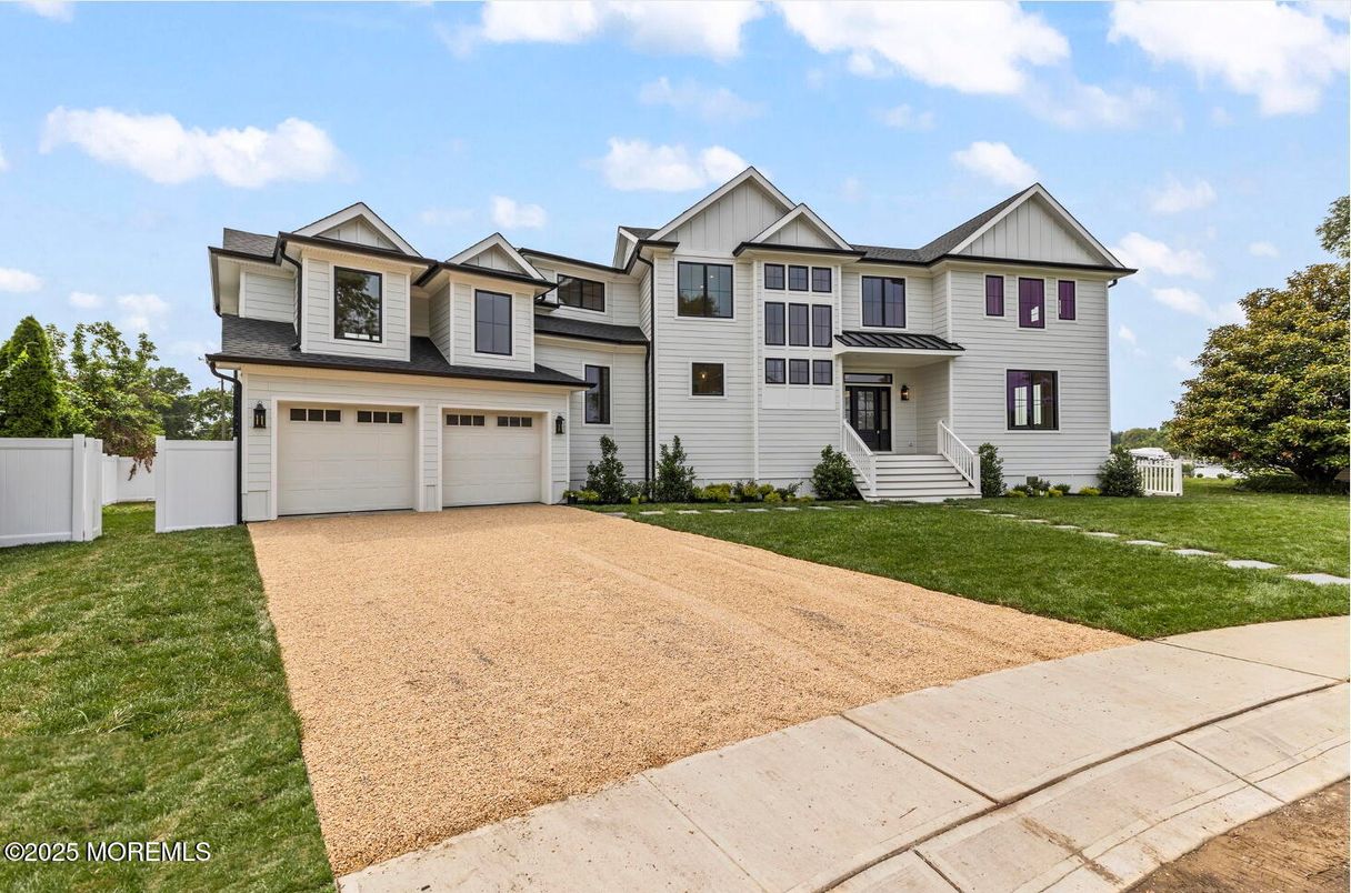Attached, Exterior, Facade, Farmhouse