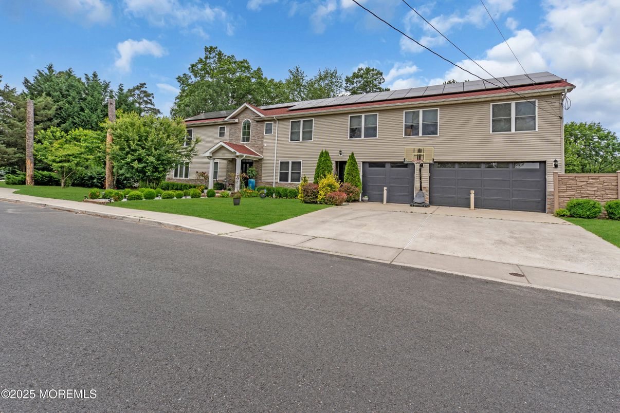 Attached, Exterior, Facade, Solar Panels, Raised Ranch
