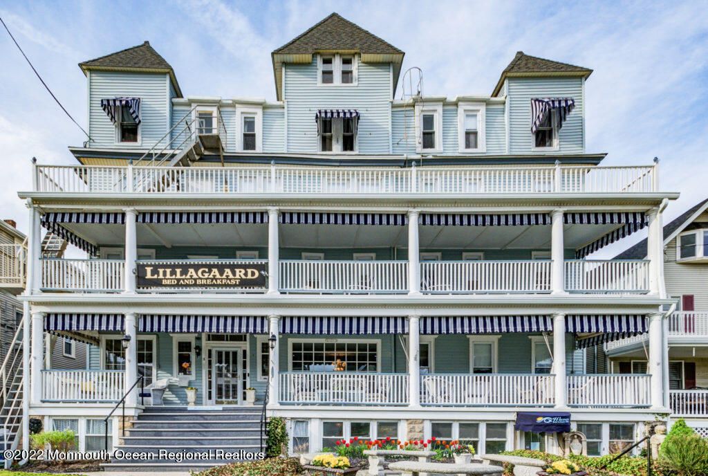 Exterior, Facade, Queen Anne Victorian