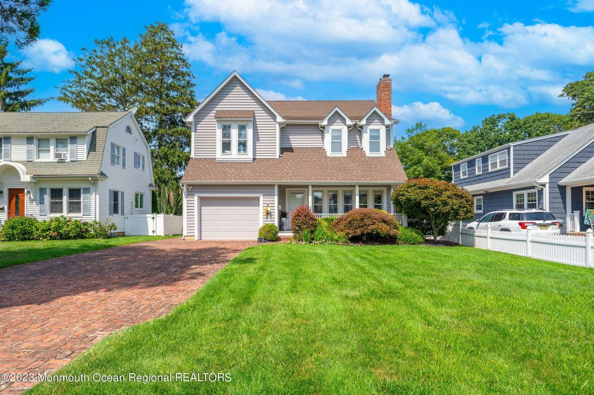 Attached, Exterior, Facade, Cape Cod