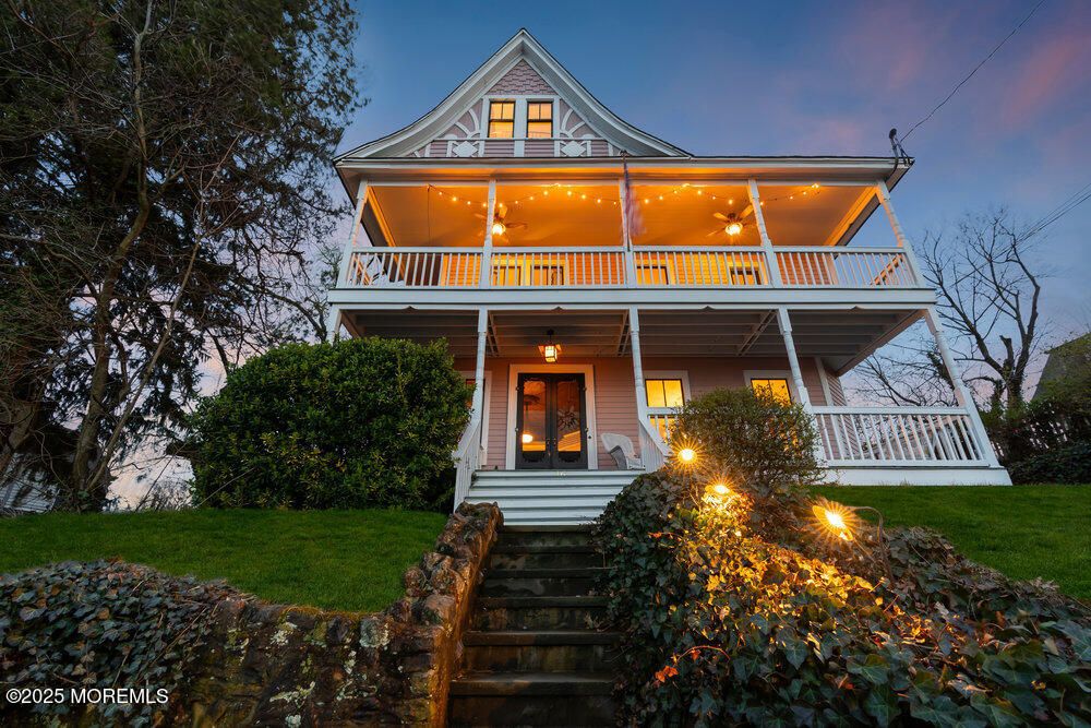 Exterior, Facade, Queen Anne Victorian
