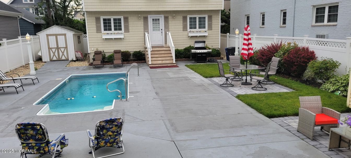 Exterior, Pool