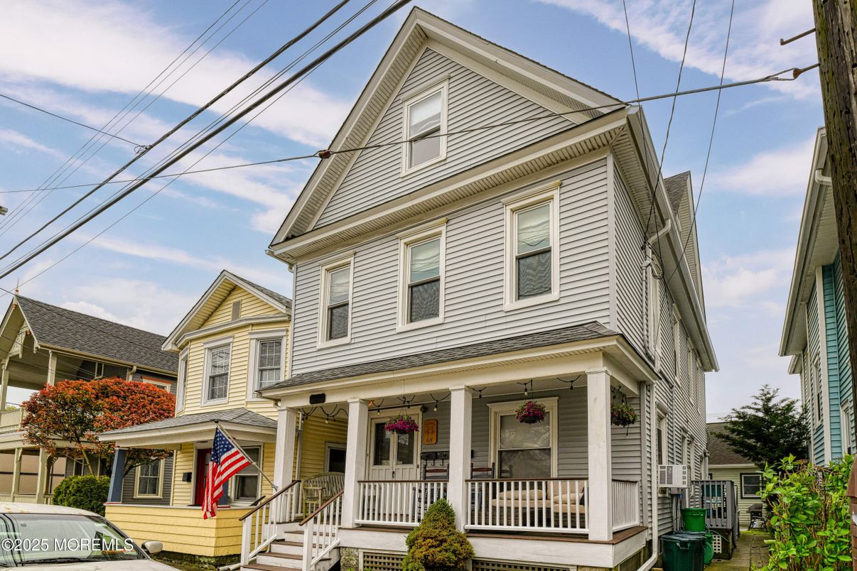 Exterior, Facade, Queen Anne Victorian