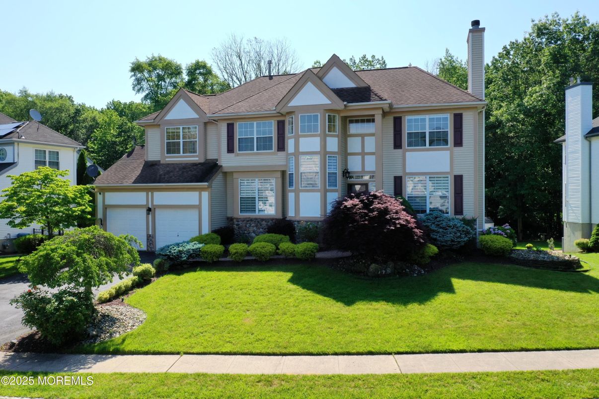 Attached, Exterior, Facade, Tudor Revival