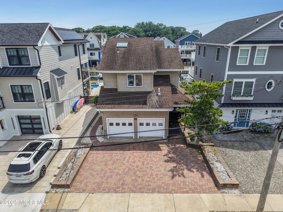 Attached, Exterior, Facade, Rowhouse