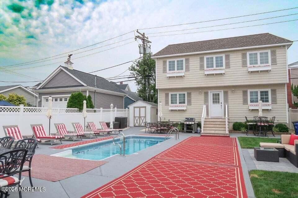Exterior, Pool