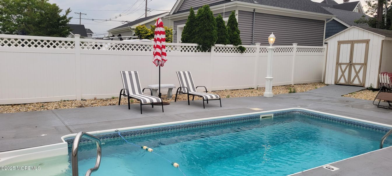 Exterior, Pool