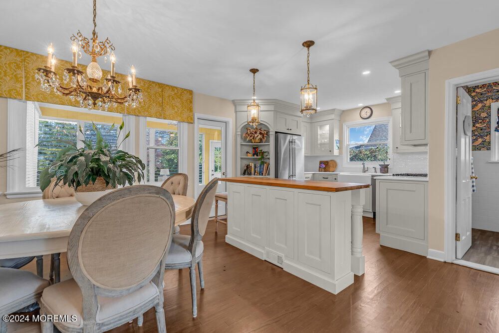 Chandelier, Dining room, Interior, Kitchen, Pendant Lights, Recessed Lighting, Wood Texture Flooring