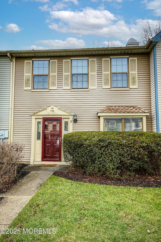 Exterior, Facade, Raised Ranch