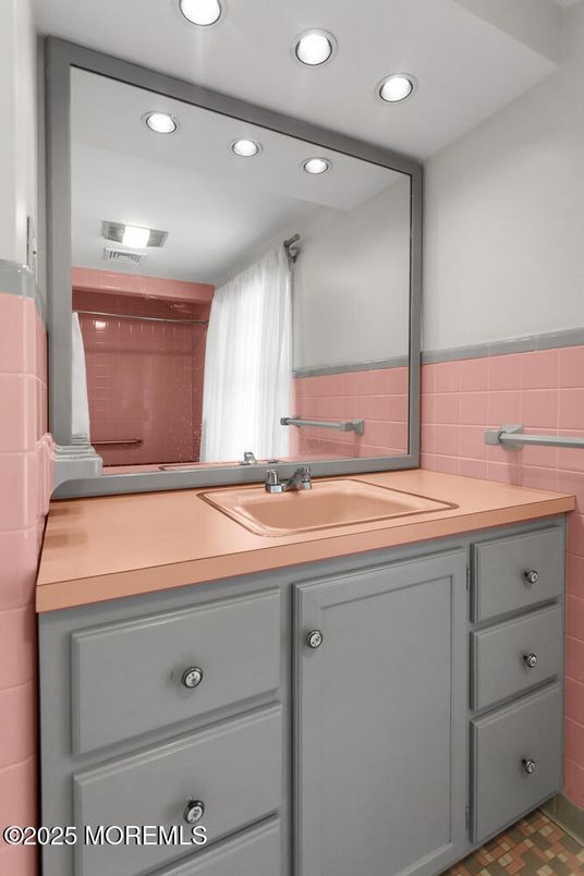 Bathroom, Interior, Recessed Lighting