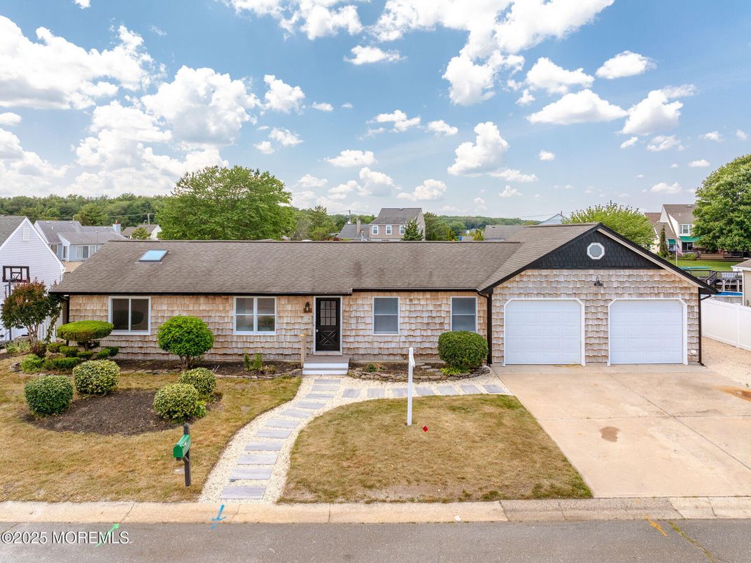 Attached, Exterior, Facade, Ranch