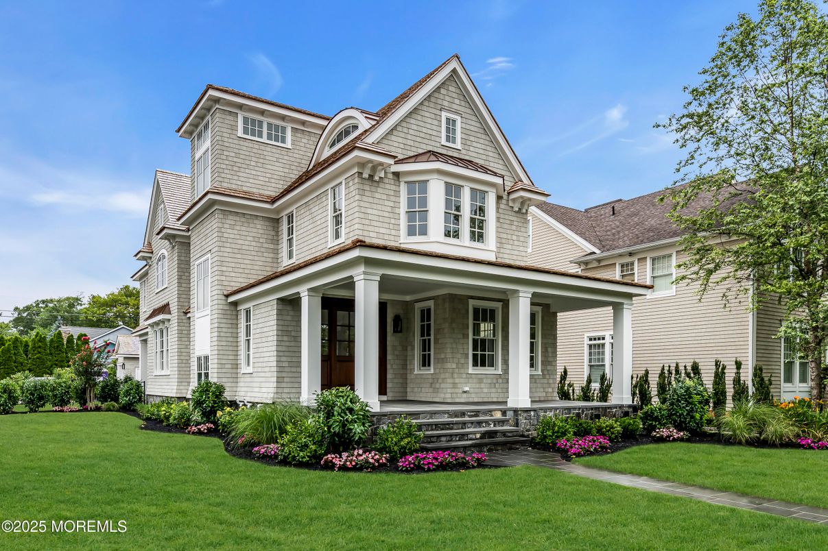Exterior, Facade, Queen Anne Victorian