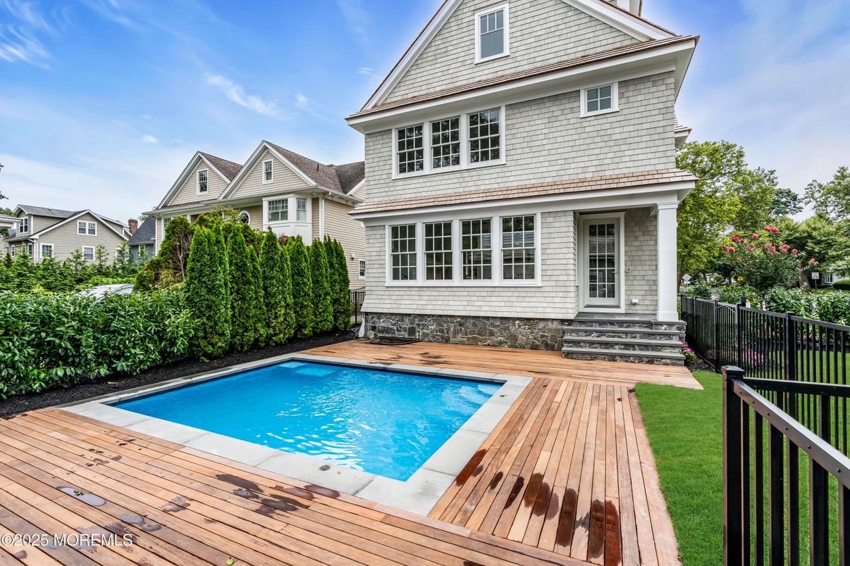Exterior, Facade, Pool, Queen Anne Victorian