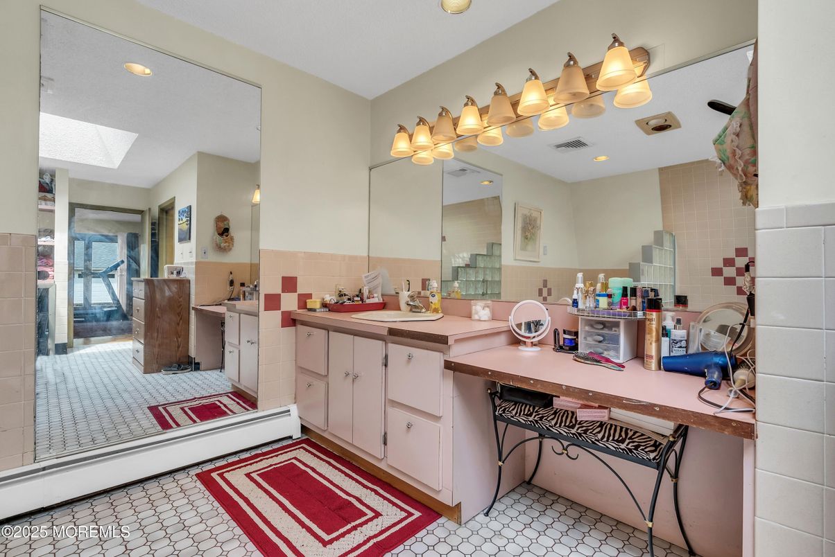 Bathroom, Dual Sink Vanities, Interior, Recessed Lighting