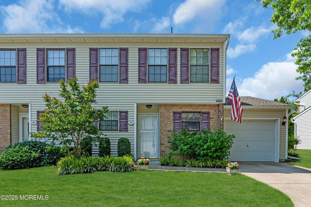 Attached, Exterior, Facade, Brick Facade, Raised Ranch