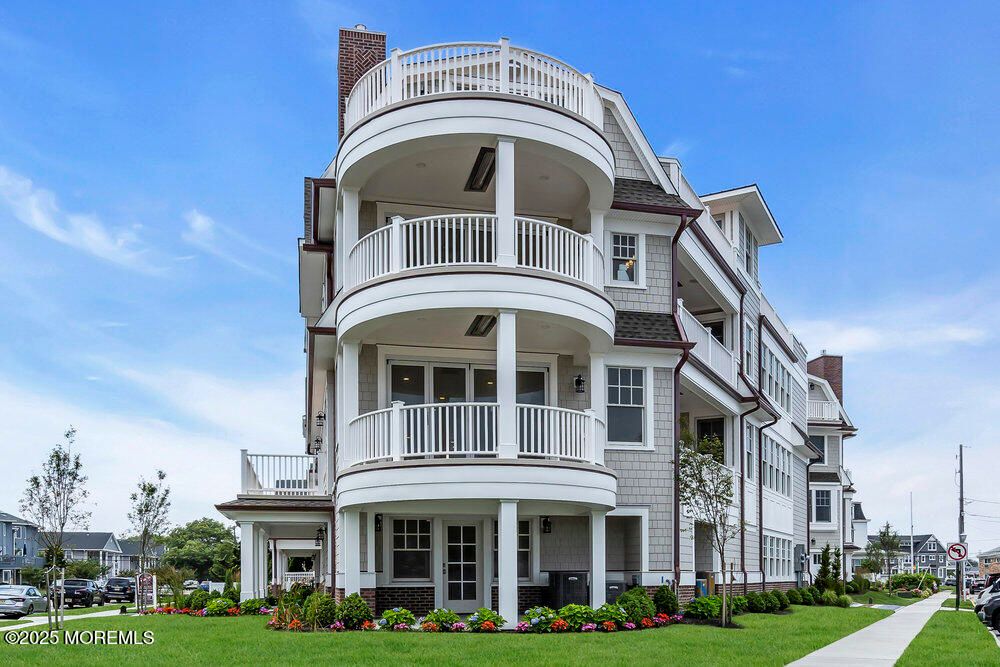 Exterior, Facade, Queen Anne Victorian