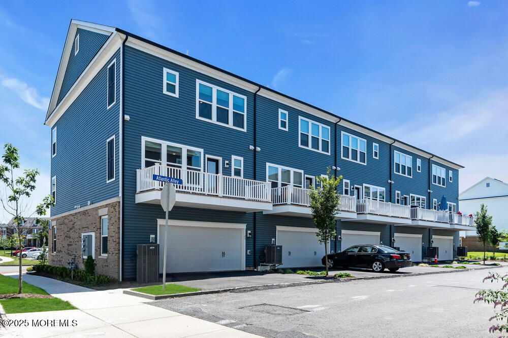 Attached, Exterior, Facade, Rowhouse
