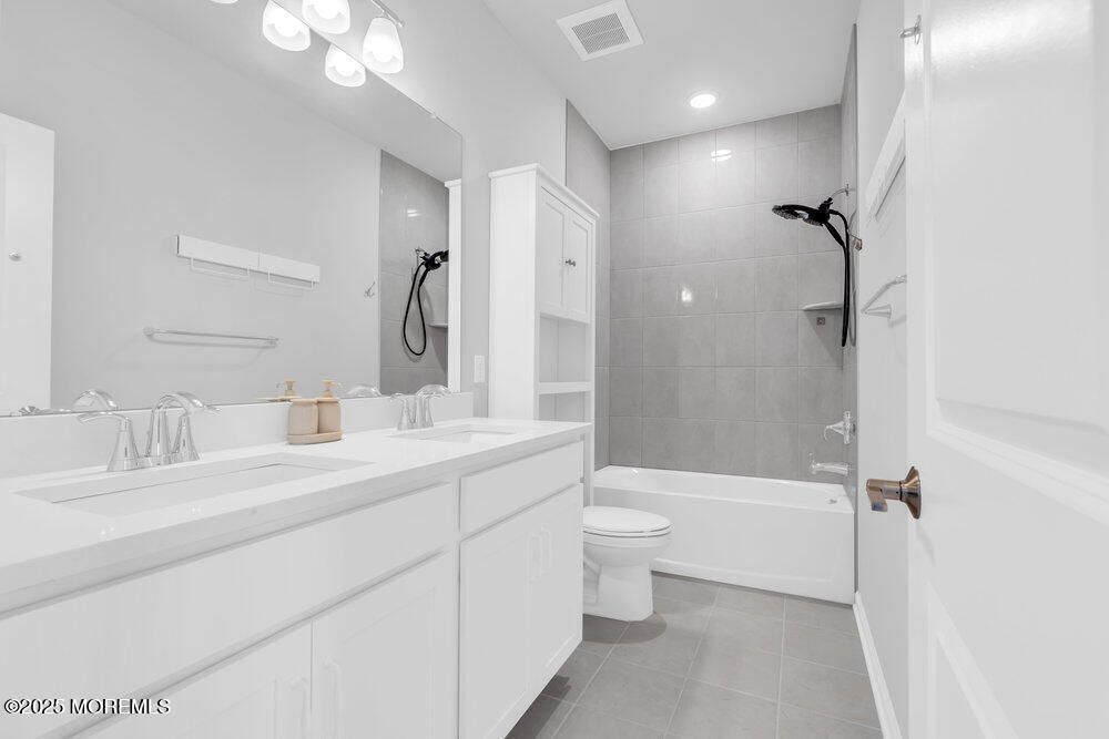 Bathroom, Dual Sink Vanities, Interior, Recessed Lighting