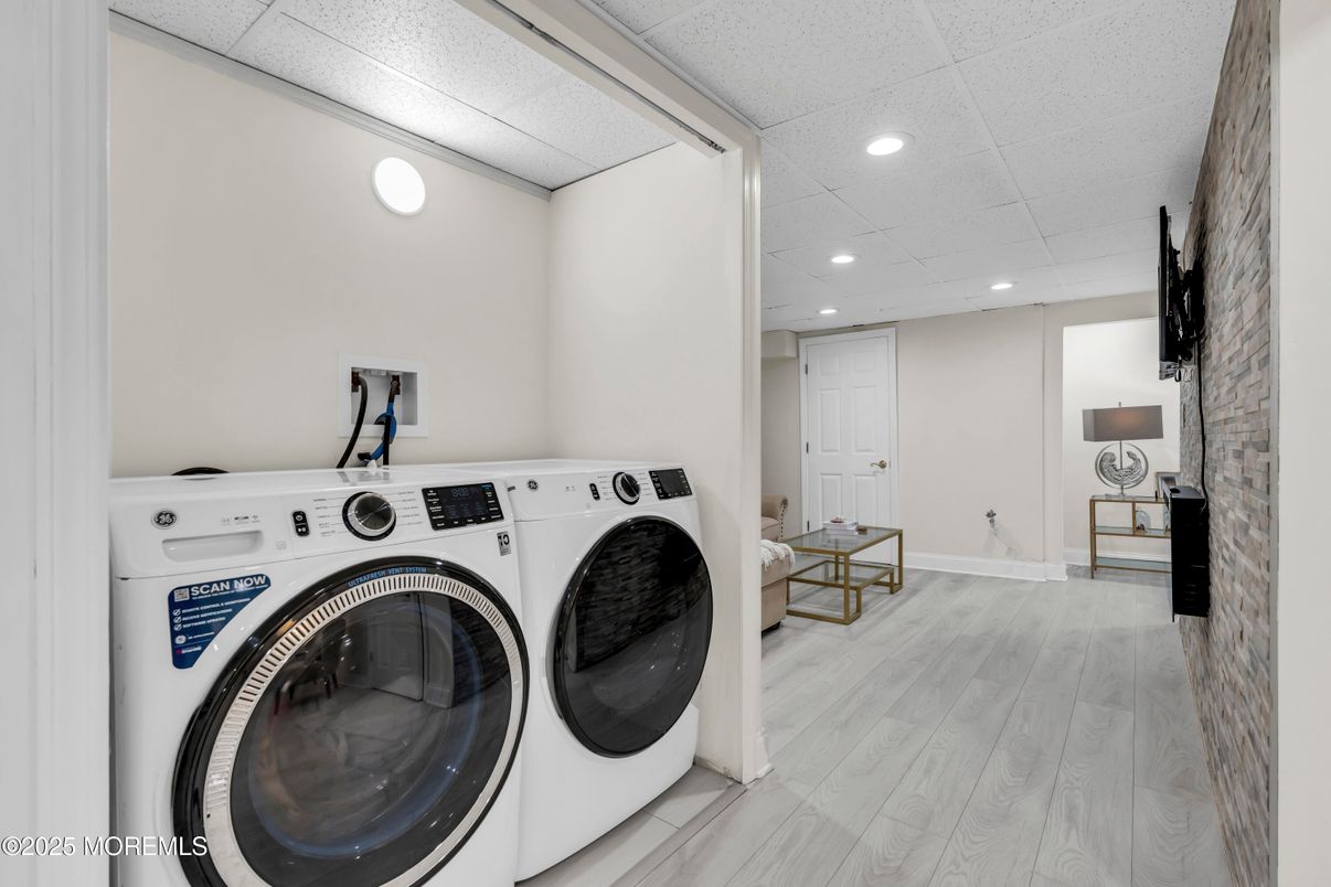 Interior, Recessed Lighting, Washer, Wood Texture Flooring