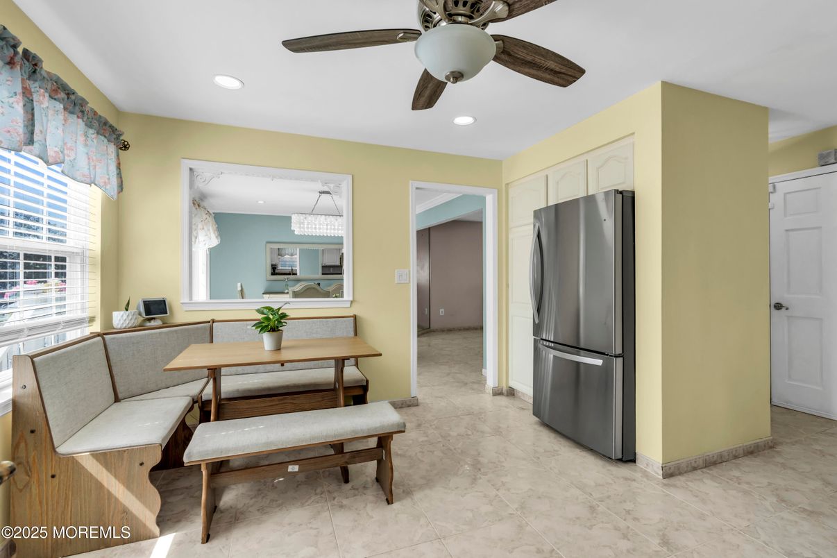 Chandelier, Dining room, Interior, Kitchen, Marble, Recessed Lighting, Stainless Steel Appliances