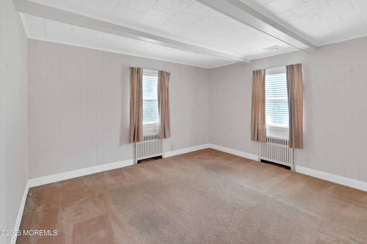 Empty room, Interior