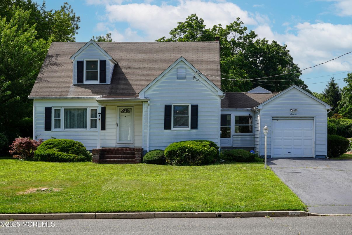 Attached, Exterior, Facade, Cape Cod