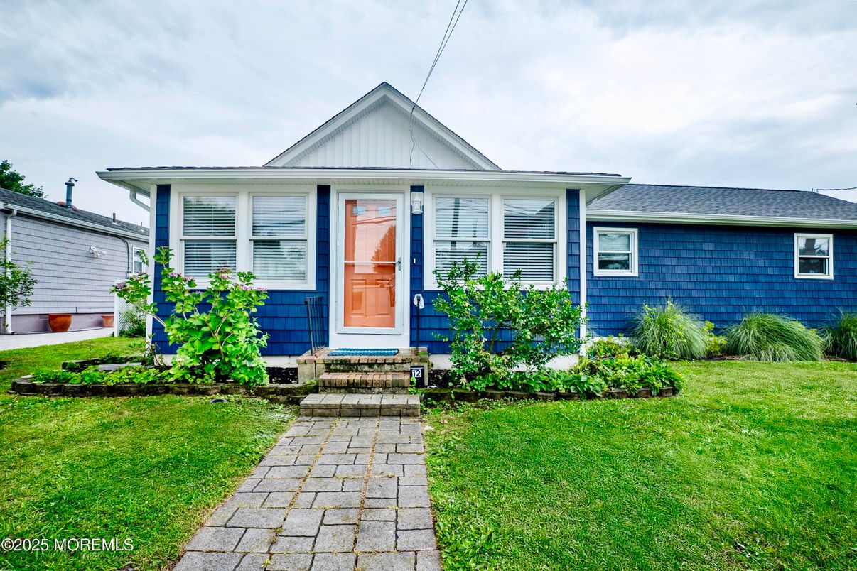 Exterior, Facade, Cape Cod