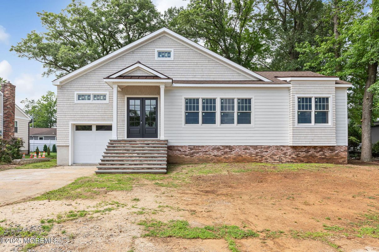 Attached, Exterior, Facade, Split Level