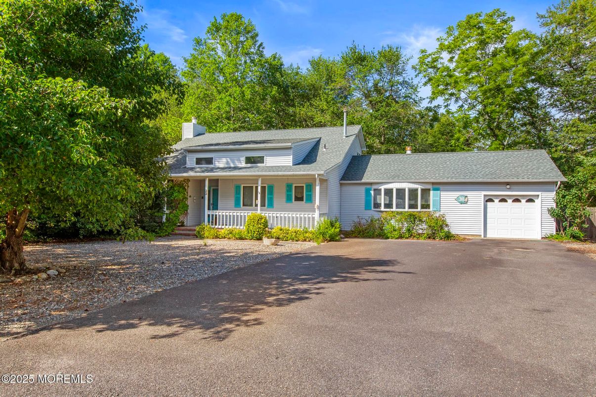 Attached, Exterior, Facade, Cape Cod
